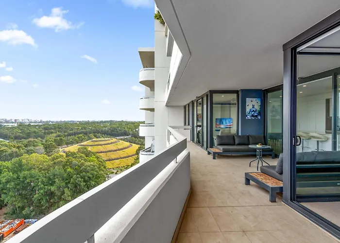 Luxe 2-Bed: Modern Interiors Balcony & Bbq Area